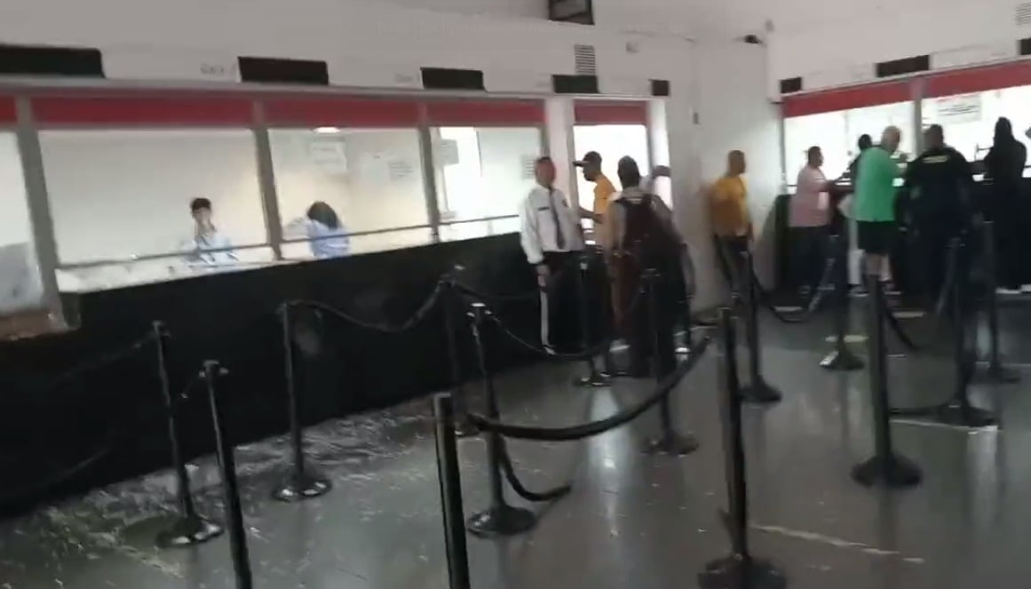 Los delincuentes rompieron los vidrios de las cajas.