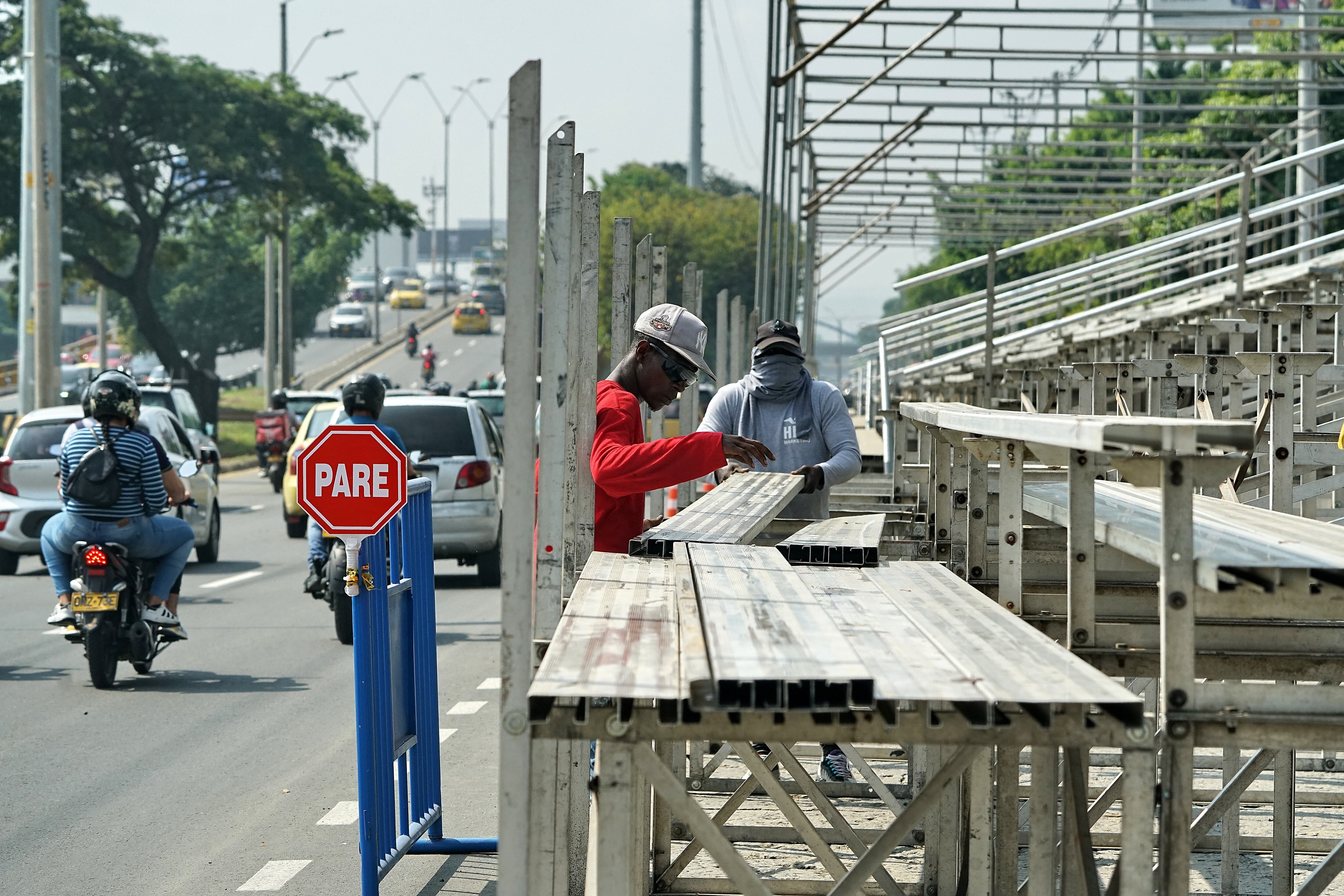 A toda máquina trabajan decenas de trabajadores para tener lista la gradería que está siendo ubicada sobre la Autopista para los eventos de la feria.