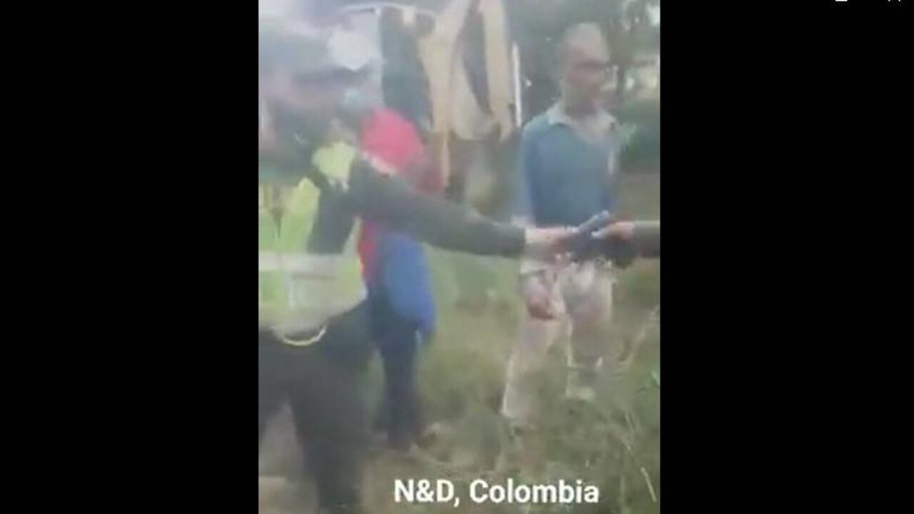 Momento en que el policía devuelve su arma de dotación.