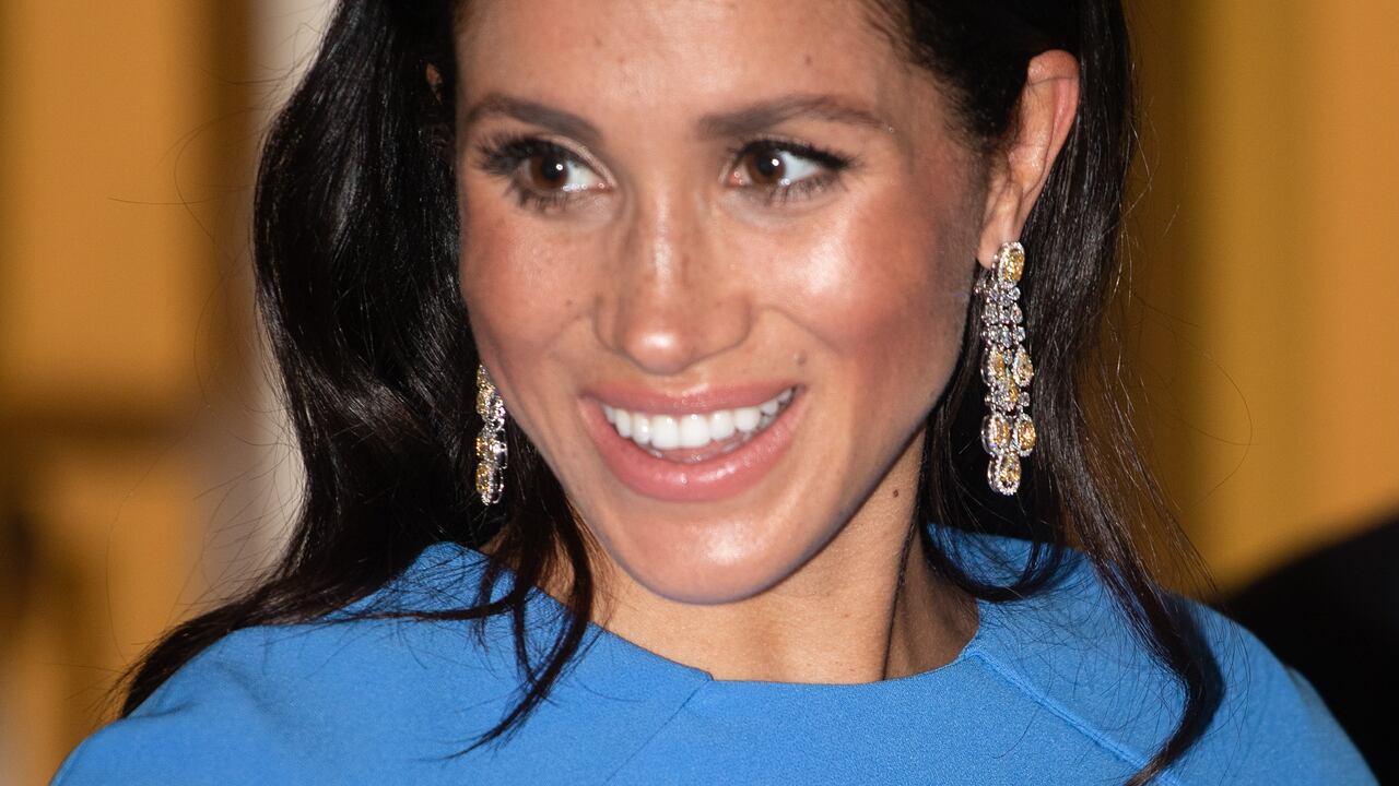En octubre 23 de 2018 Meghan, duquesa de Sussex lució un par de colgantes de dimante que eran regalo del principe coronado de Arabaia Saudita. Ante el escandalo que esto puede sucitar hoy, sus abogados han dicho que ella no sabía y que los prestó de la Corona Británica.