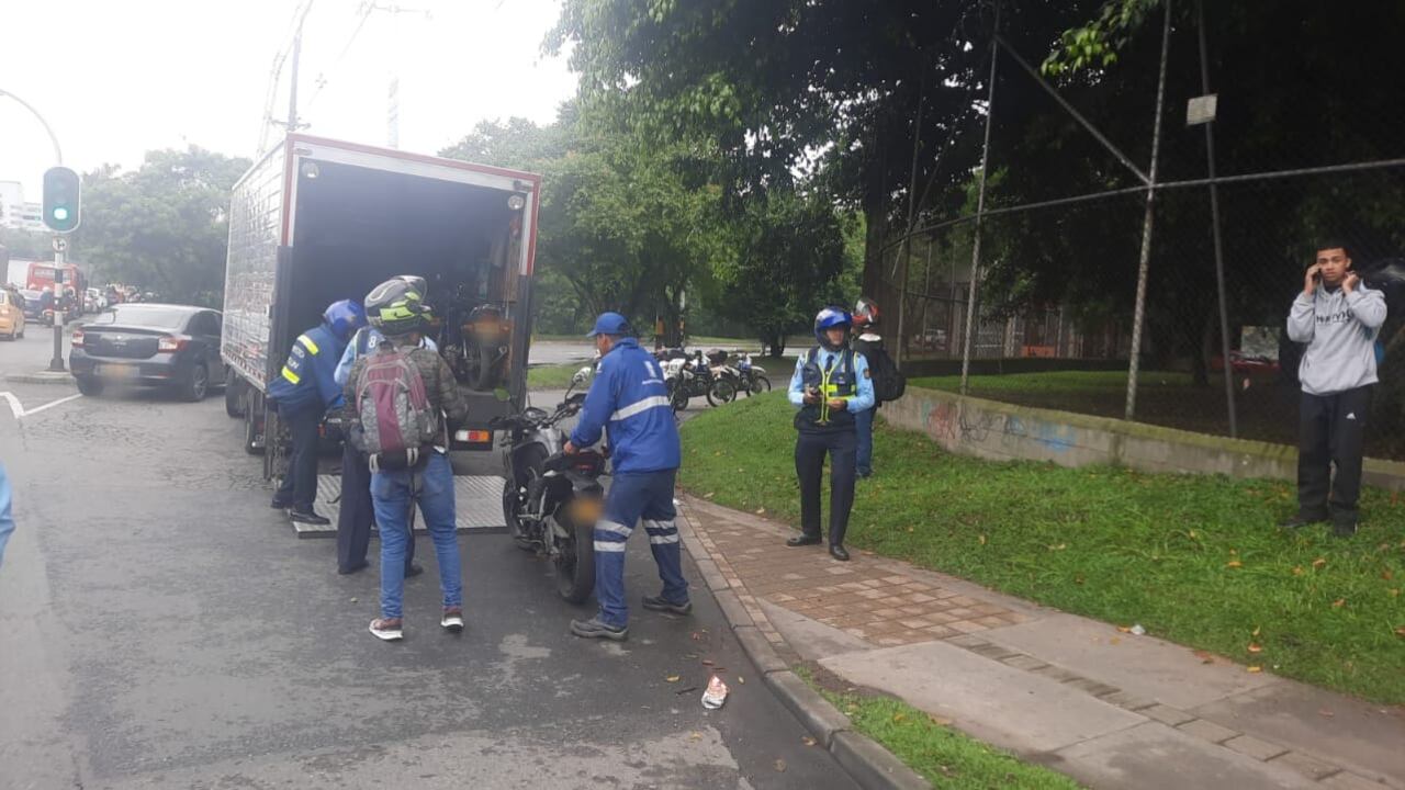 Motocicletas inmovilizadas por transitar en las aceras.