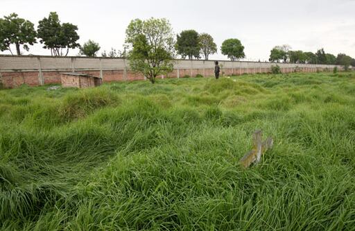 Así luce hoy el lugar exacto en donde estaba la fosa a la cual fueron arrojados los cuerpos el 22 de enero de 1986. El sitio está cubierto de maleza y en él se planea hacer un parque infantil