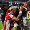 Jugadores de Independiente Santa Fe celebran la clasificación a octavos de final de la Copa Suramericana.