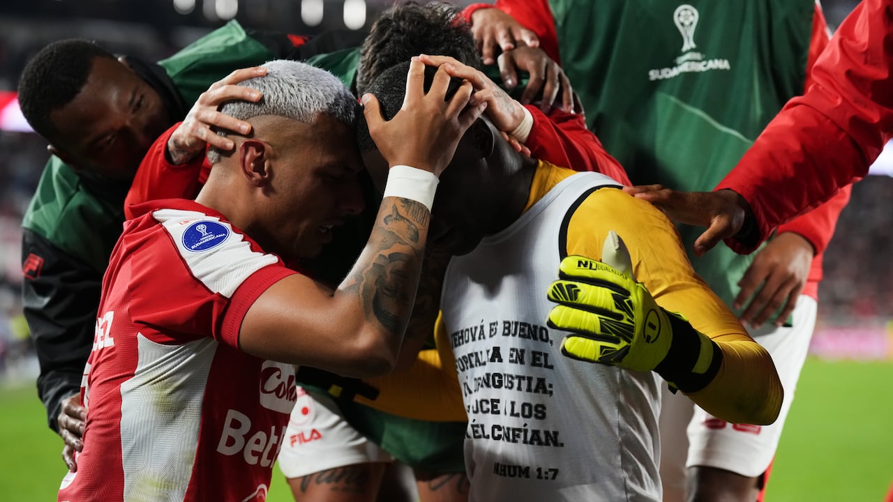 Jugadores de Independiente Santa Fe celebran la clasificación a octavos de final de la Copa Suramericana.