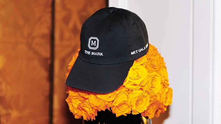 Este accesorio, que combina la elegancia clásica del Upper East Side con un guiño contemporáneo a la cultura urbana, se ha convertido en un símbolo silencioso de distinción para las celebridades que se hospedan en este emblemático hotel neoyorquino durante la gala.