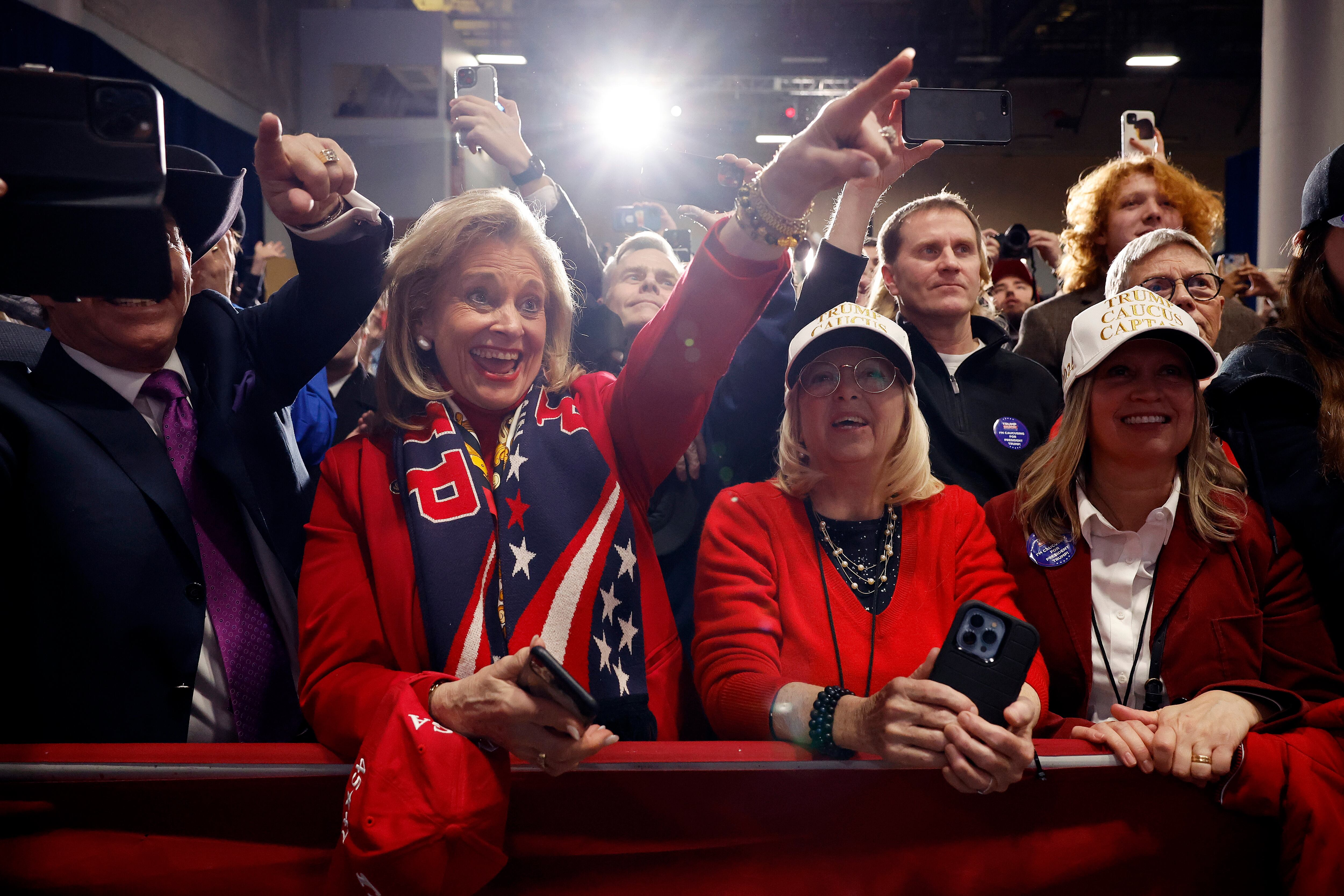 La primera cita del calendario de primarias estadounidenses ha comenzado este lunes con la previsión de que Trump se haría con la victoria en una jornada marcada por un frío "histórico" de 20 grados bajo cero, que ha dejado intensas heladas.