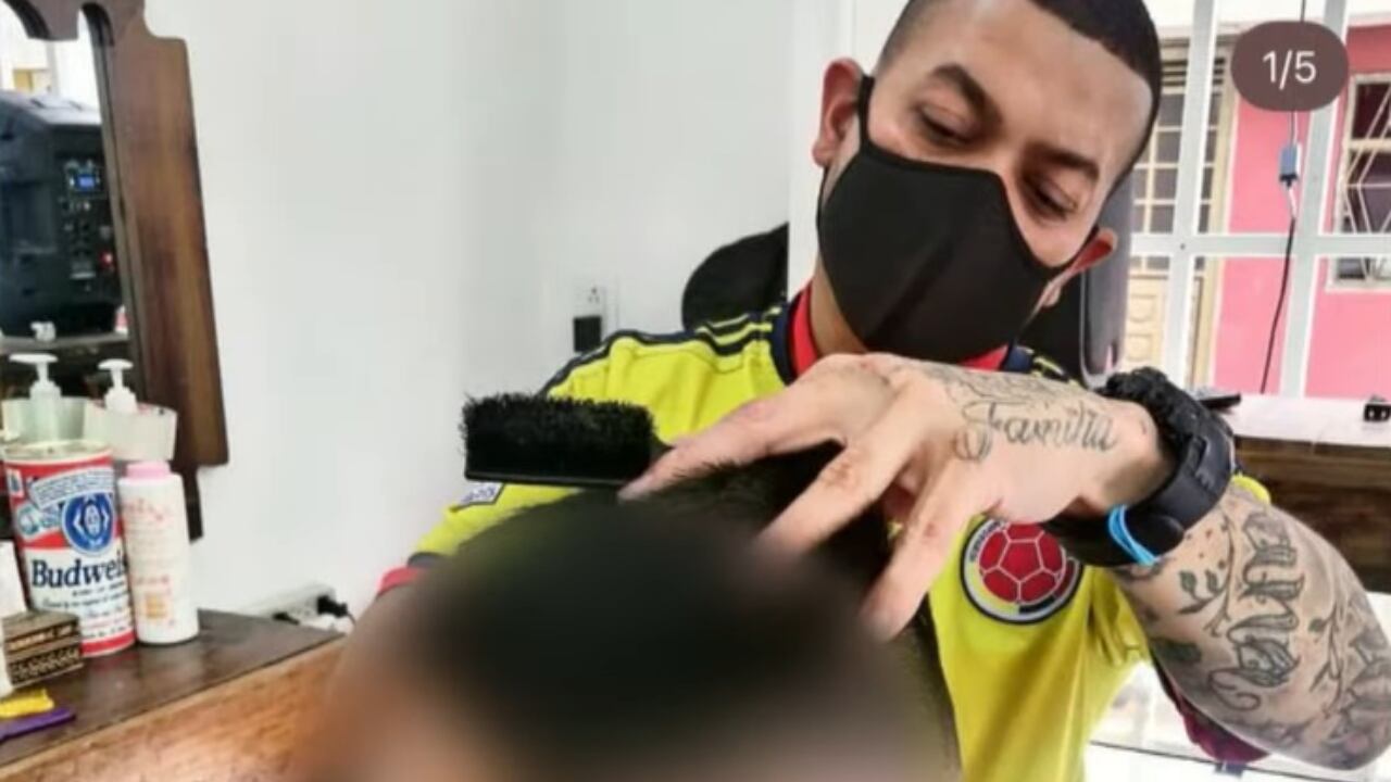 Los tatuajes en el brazo ayudarían a lograr identificar a este sujeto.