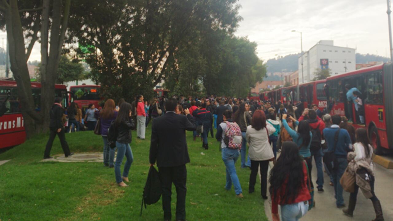 Además de los bloqueos viales, algunos usuarios la han emprendido contra los buses del TransMilenio.