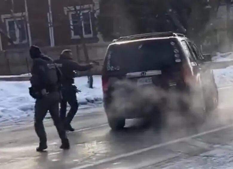 Momento exacto en el que el agente del ICE le disparo a la mujer.