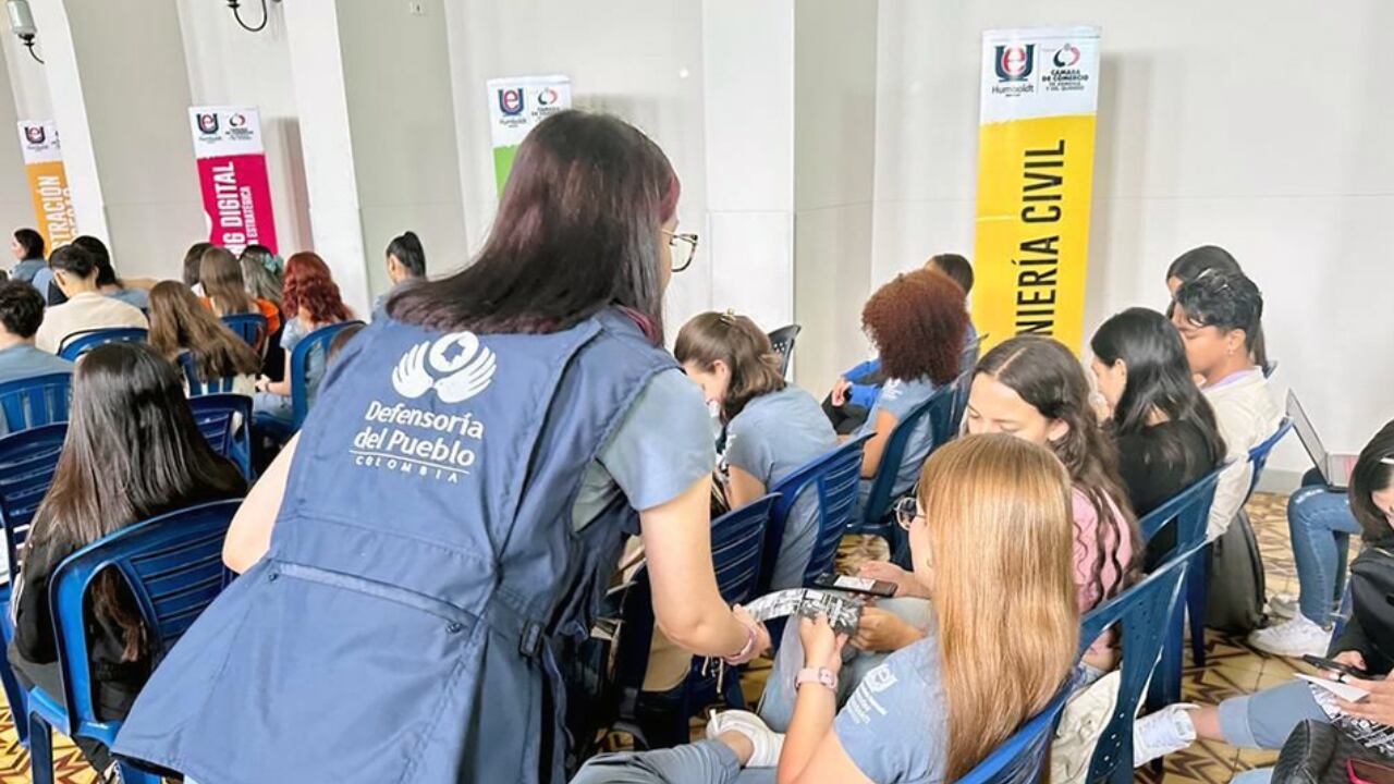 Defensoría sensibiliza a estudiantes sobre el ciberacoso en redes