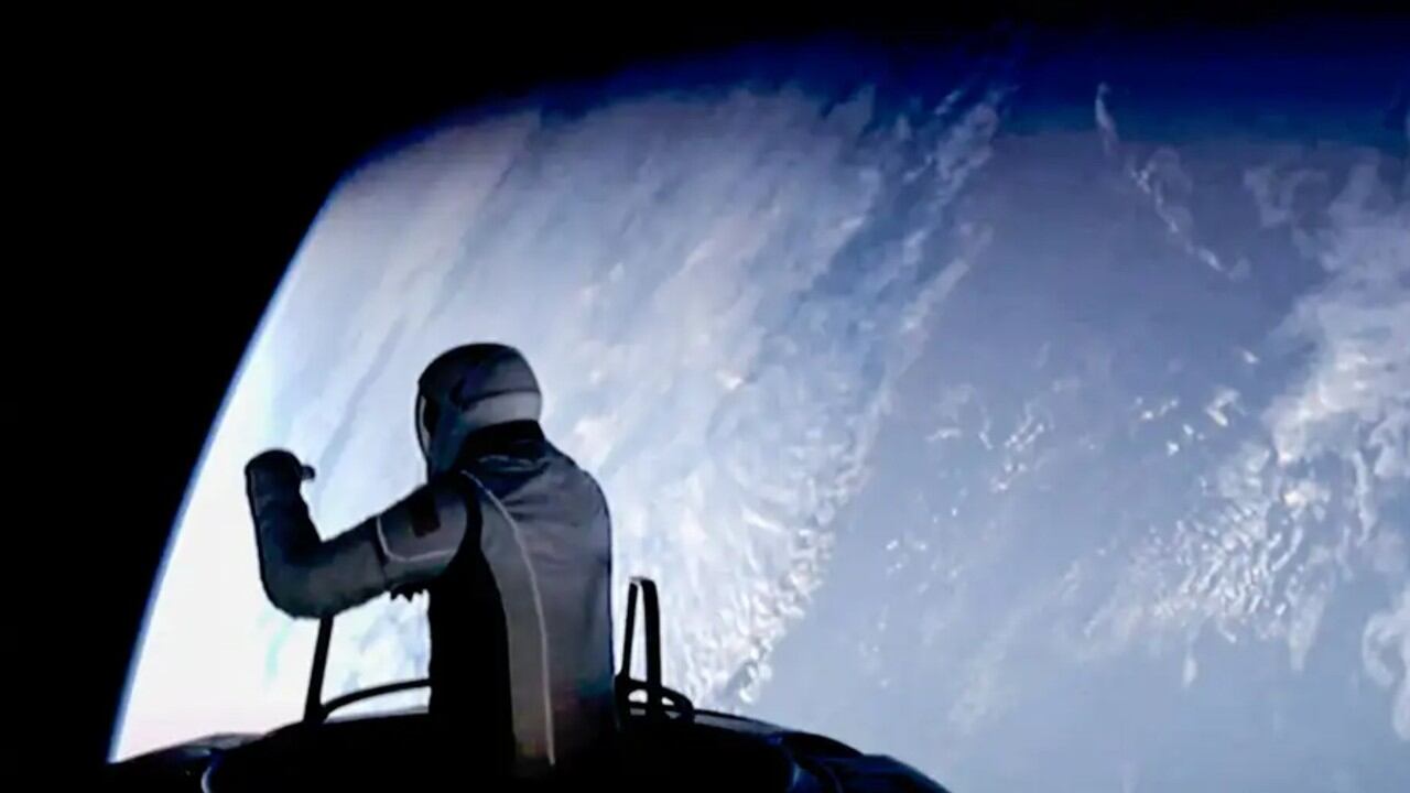 Imágenes del primer paseo espacial privado de la historia de SpaceX.