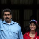 El presidente venezolano, Nicolás Maduro, acompañado de su esposa Cilia Flores, saludó el domingo a decenas de personas de la tercera edad que marcharon en apoyo a su Gobierno en el Palacio de Miraflores de Caracas.