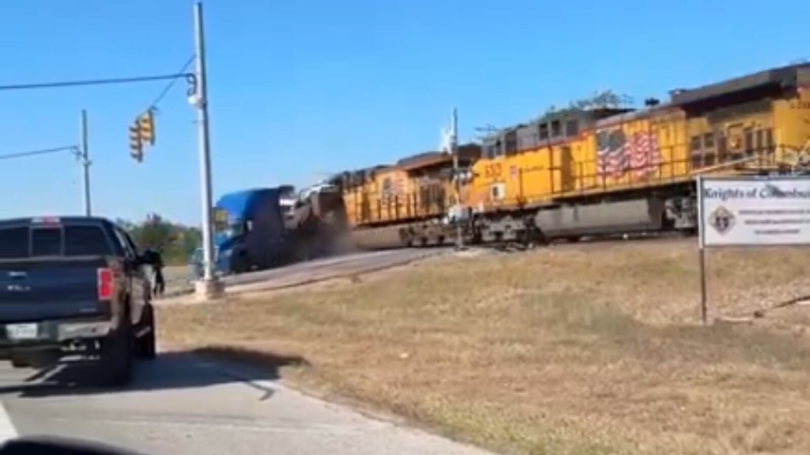 Un tren se estrelló contra un camión semirremolque que transportaba automóviles