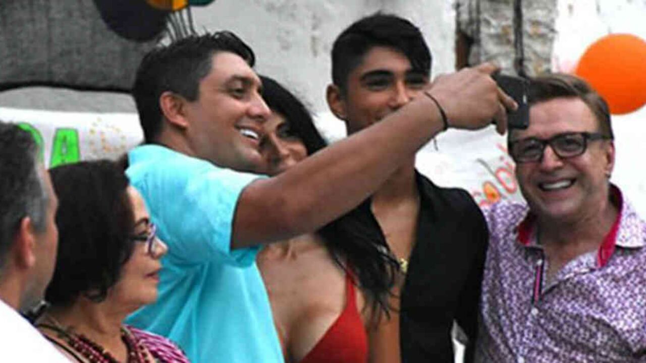 Selfie de Madame con Victor Arango, gerente de Distriseguridad.