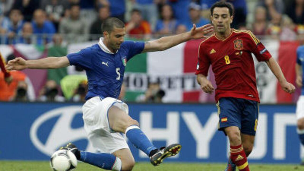 El centrocampista de España, Xavi Hernández (d), intenta marcharse del centrocampista de Italia, Thiago Motta (i), durante el partido correspondiente a la primera jornada del grupo C de la Eurocopa 2012, que se disputa en el estadio Arena Gdansk en Polonia, hoy, domingo 10 de junio de 2012.