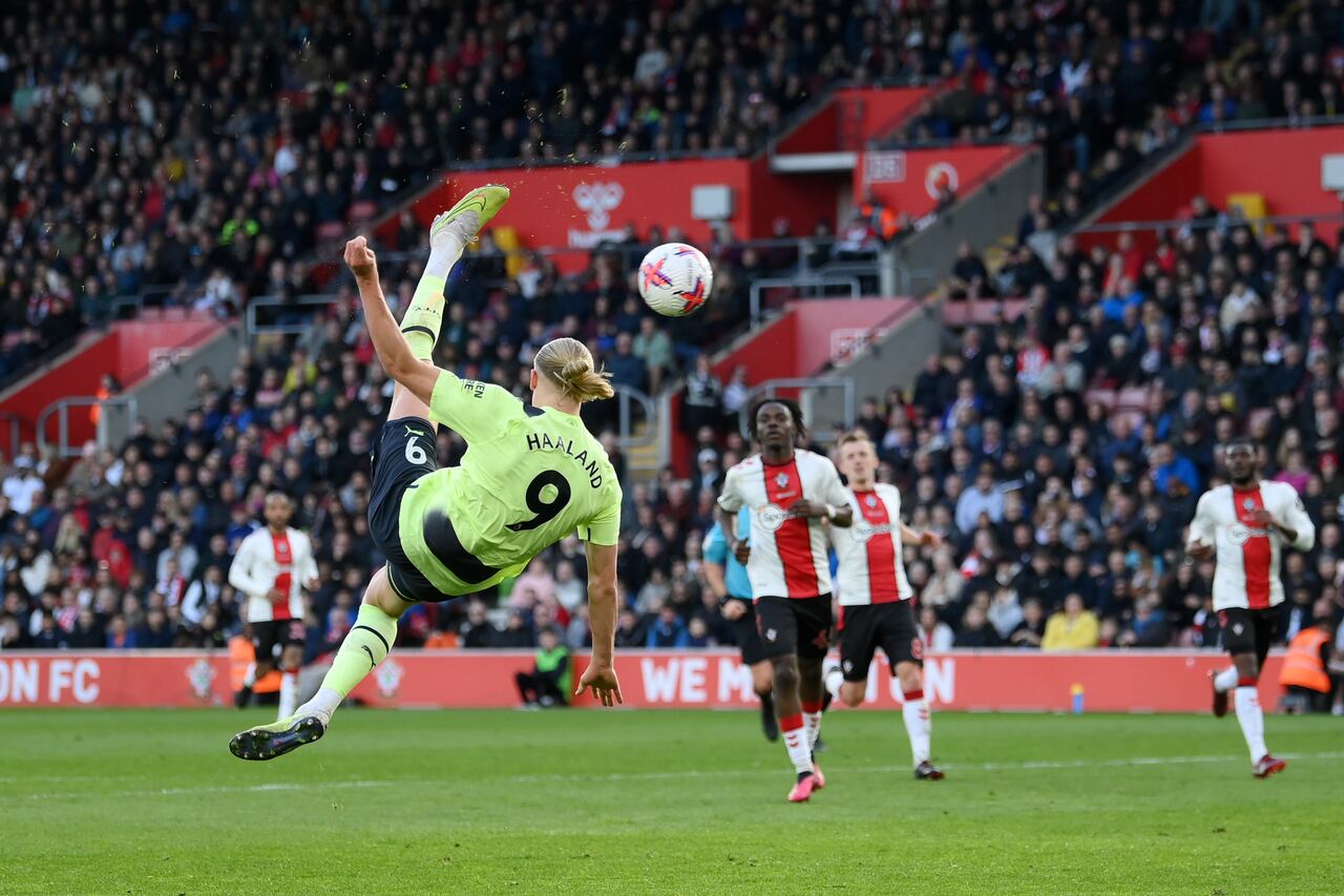 Erling Haaland y su pirueta en el aire.