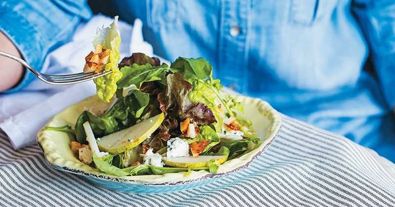 Los frutos secos pueden añadirse a ensaladas para aprovechar sus beneficios.