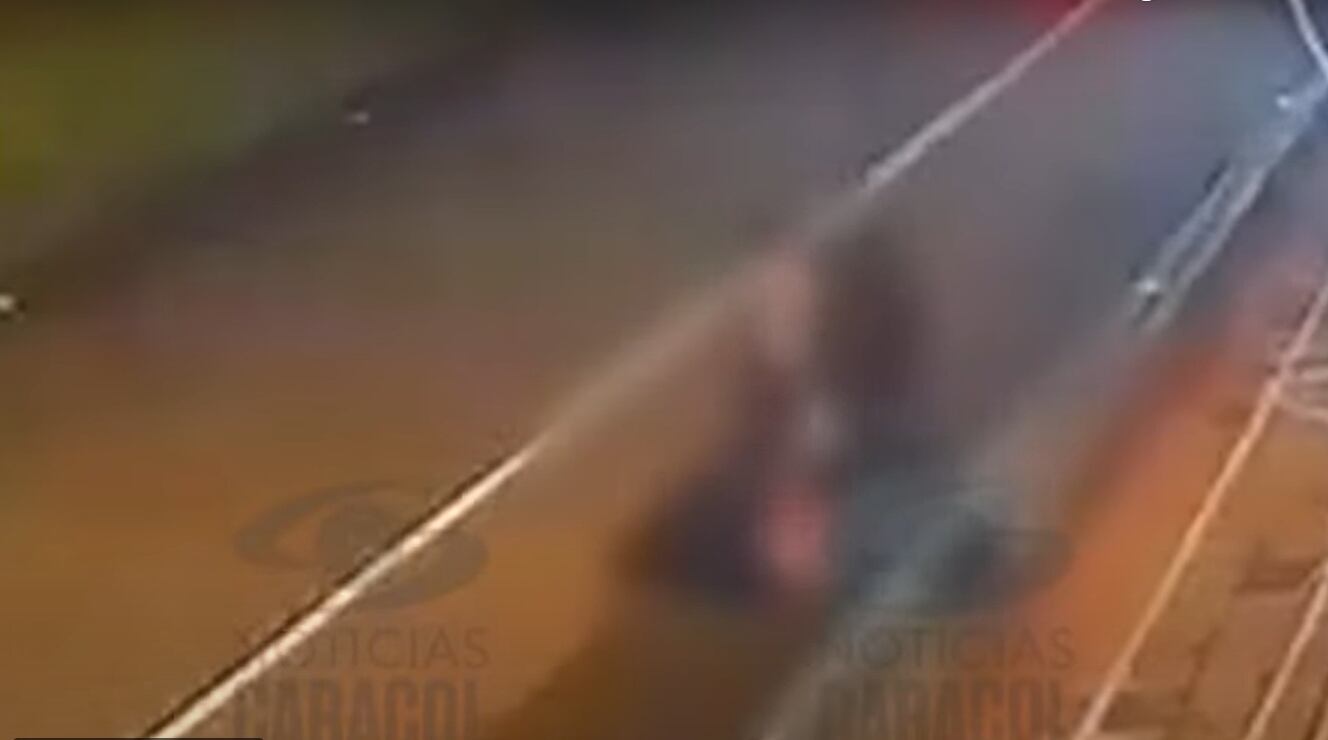 La víctima al parecer cayó inconsciente a la vía.