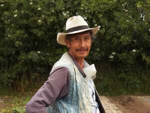Guillermo Santana, uno de los agricultores de Chía, Cundinamarca, que trabaja con Siembra por Metro vendiendo sus hortalizas en el Mercado de la Tierra.