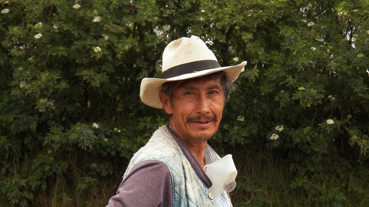 Guillermo Santana, uno de los agricultores de Chía, Cundinamarca, que trabaja con Siembra por Metro vendiendo sus hortalizas en el Mercado de la Tierra.