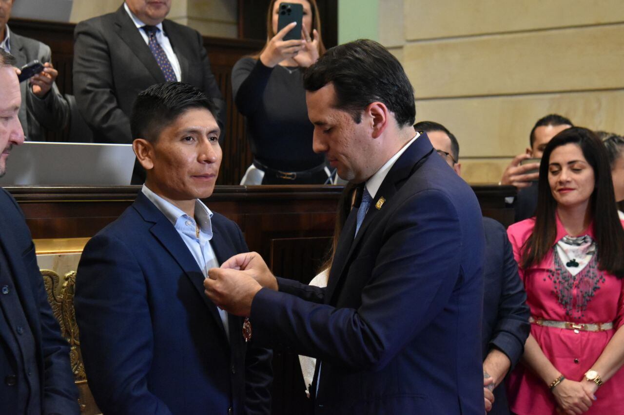 Nairo Quintana en medio de la condecoración en el Congreso este martes19 de noviembre.