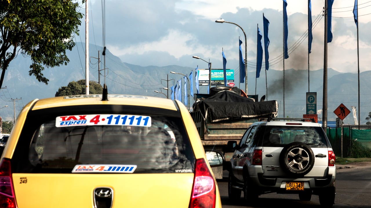 El hecho se produjo en la carrera 78B con calle 6, donde fue hallado el cuerpo sin vida de un hombre en el interior de un vehículo de servicio público. Foto de referencia.
