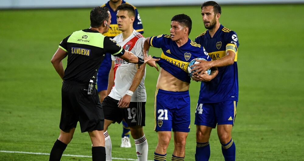 Jorman Campuzano le protesta al árbitro Fernando Rapallini  por una infracción durante el partido disputado en la Bombonera. ( Marcelo Endelli / POOL / AFP)