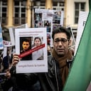 Un manifestante sostiene retratos de los iraníes Mohammad Mehdi Karami (L) y Mohammad Hosseini (2nd-L), manifestantes que fueron ejecutados recientemente en Irán, durante una manifestación en Lyon el 8 de enero de 2023 contra el régimen iraní