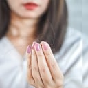 La caída del pelo se empieza a notar dos meses después de haber superado el virus.