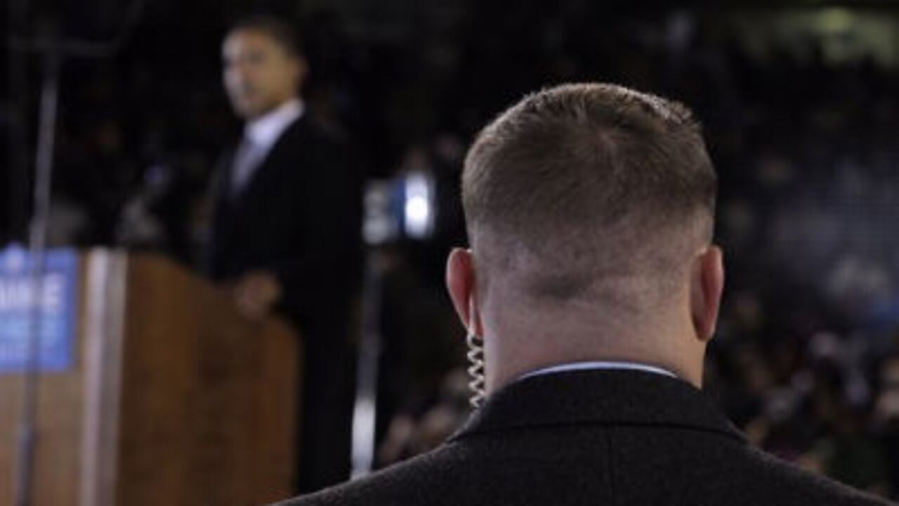 Un miembro del Servicio Secreto custodia al presidente estadounidense, Barack Obama, durante un acto público.