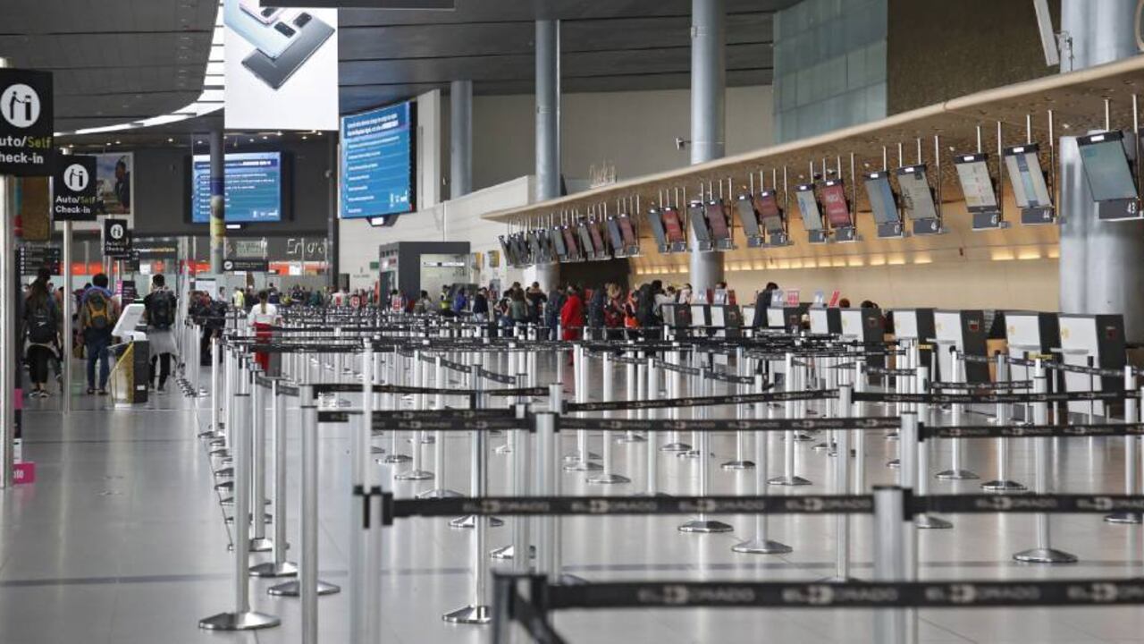 Aeropuerto El Dorado en tiempos de cuarentena nacional en Colombia.