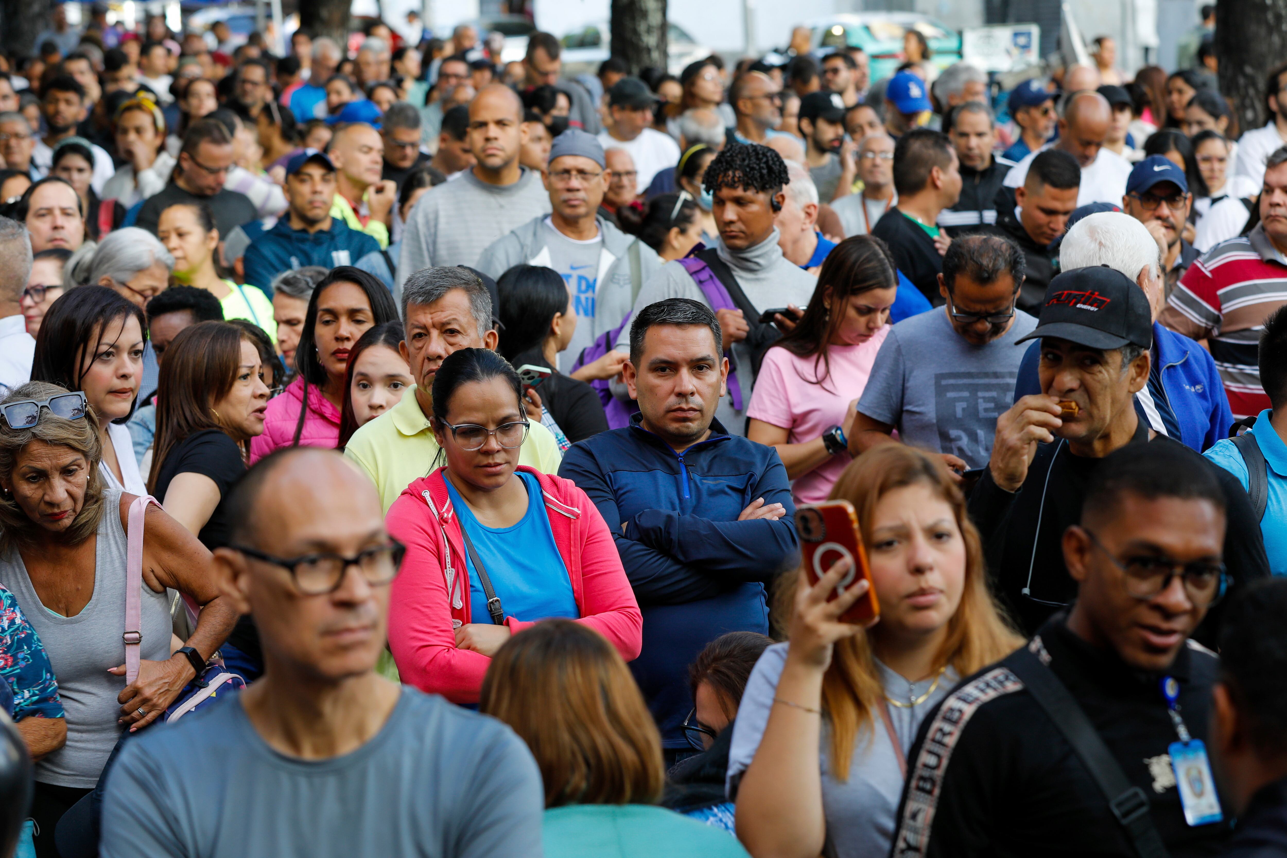 Los votantes hacen fila para votar afuera del centro de votación de la Escuela Andrés Bello durante las elecciones presidenciales en Caracas, Venezuela, el domingo 28 de julio de 2024. (Foto AP/Cristian Hernandez)