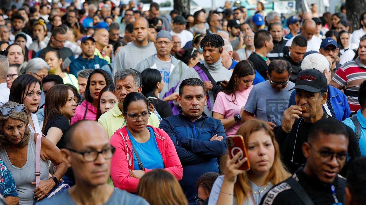 Los votantes hacen fila para votar afuera del centro de votación de la Escuela Andrés Bello durante las elecciones presidenciales en Caracas, Venezuela, el domingo 28 de julio de 2024. (Foto AP/Cristian Hernandez)