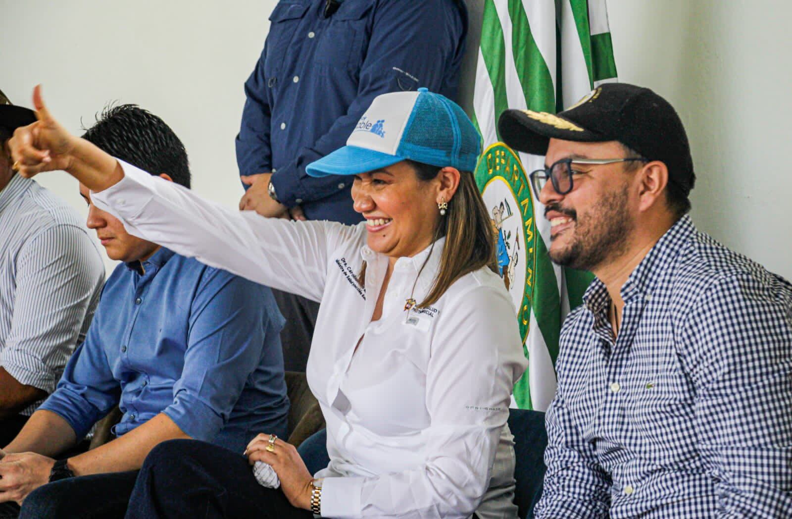La ministra de Salud Carolina Corcho, al lado del alcalde de Villavicencio