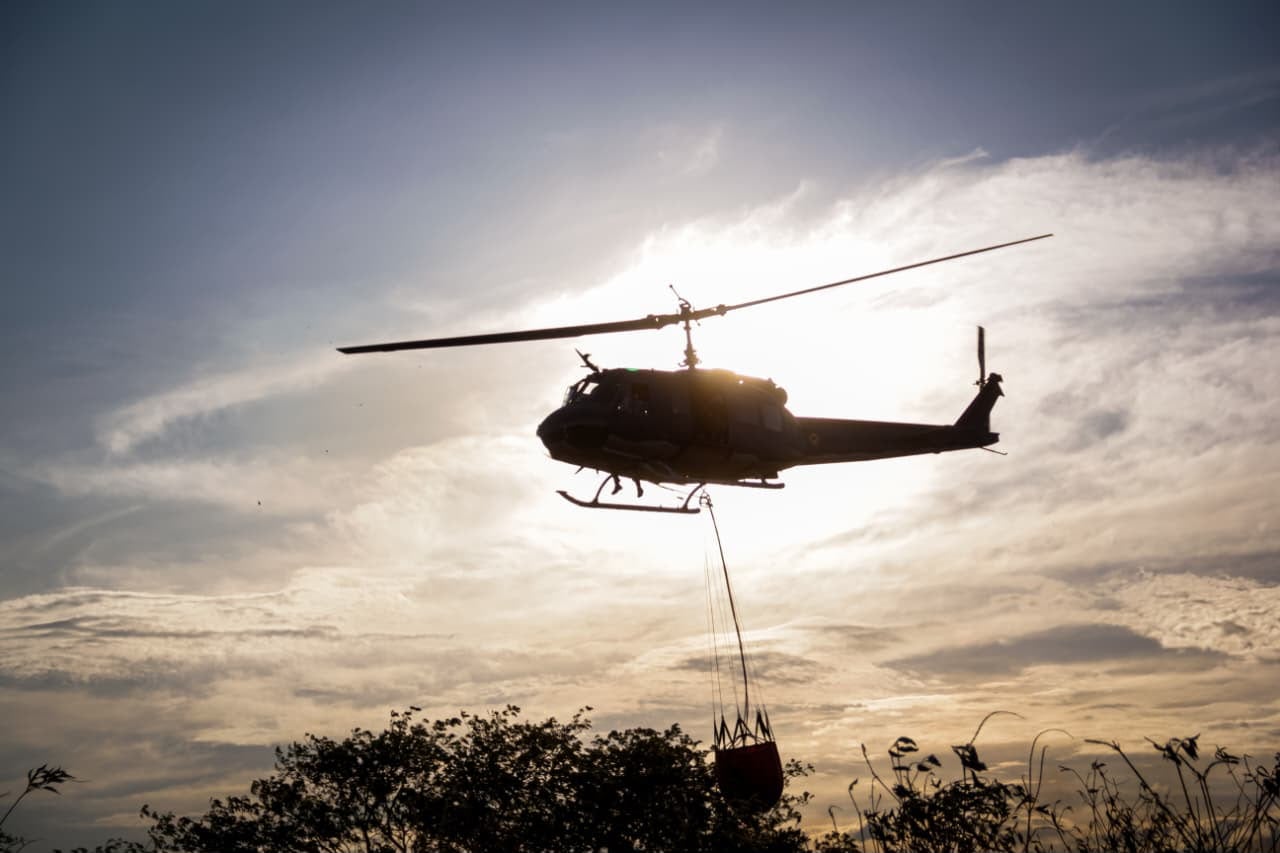 Helicóptero de la FAC sobrevolando los incendios.