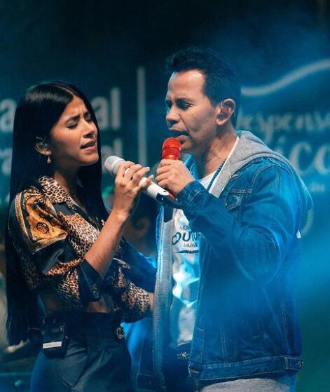 La joven cantante Jenny López confirmó su relación con el cantante Jhonny Rivera.