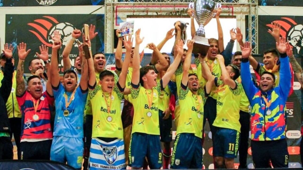 Colombia levantando el trofeo como campeón mundial Sub-20 de fútbol de salón
