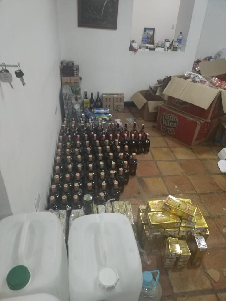 Agentes del Inpec incautaron licor, droga y alimentos que iban a ser ingresados a la cárcel La Picota.