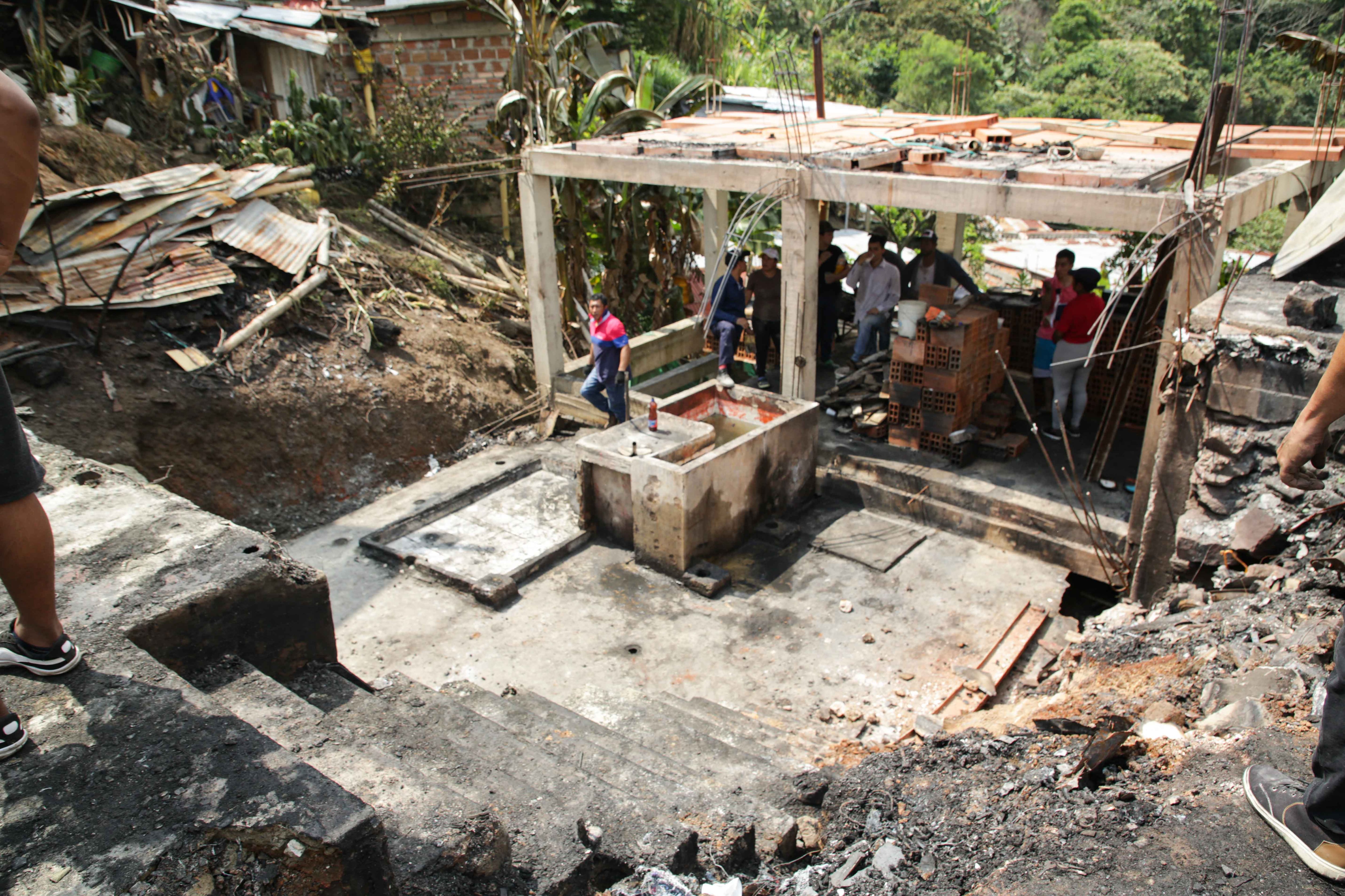 Voraz incendio consumió tres viviendas en sector de ladera en Cali.