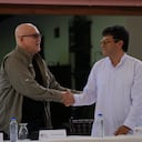 De izquierda a derecha: Antonio García, jefe del ELN, e Iván Danilo Rueda, alto comisionado para la Paz.