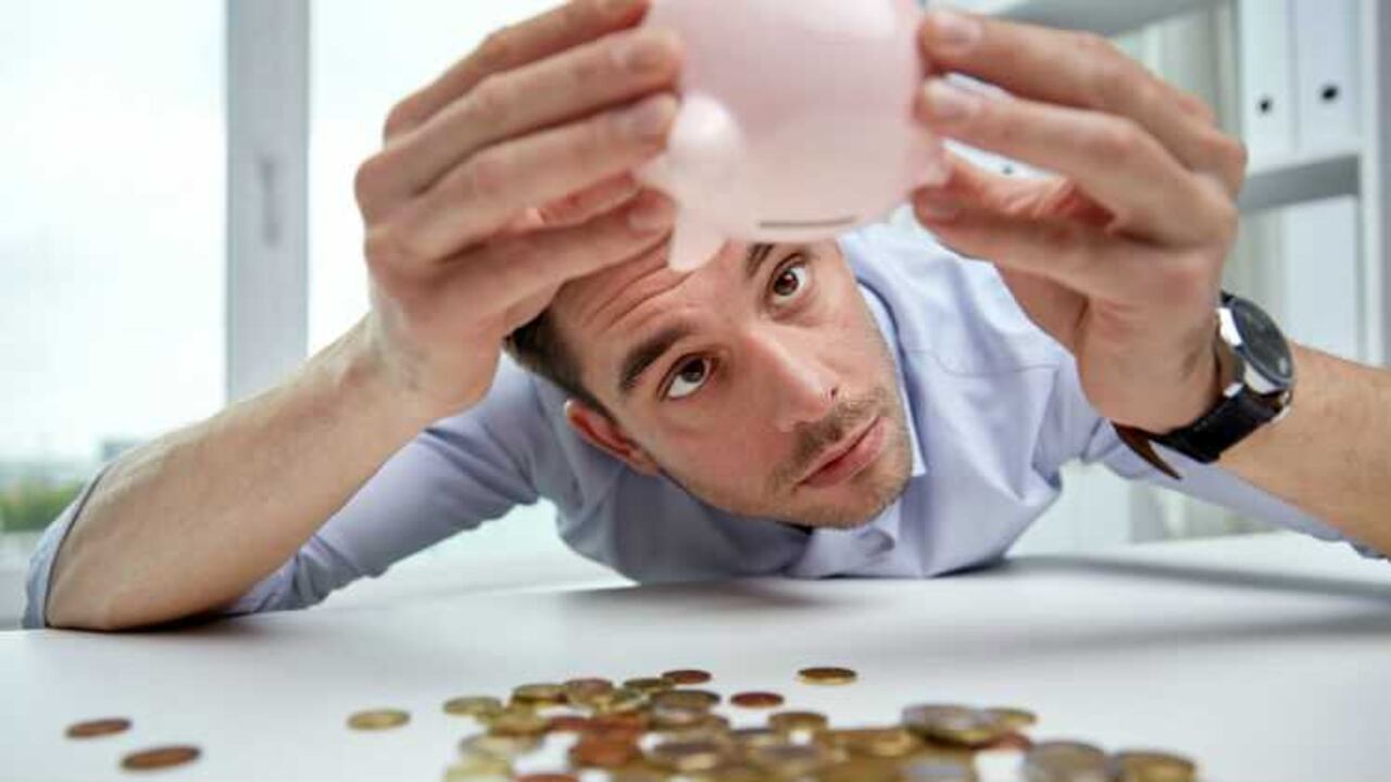 Expertos asegura que está bien ahorrar pero no excederse a tal punto de convertirse en una persona "tacaña"