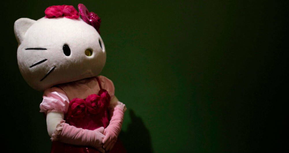 Hello Kitty es el símbolo del “kawaii” japonés, un adjetivo que significa “tierno” o “bonito”y se ha convertido en una herramienta del ‘soft-power’ nipón, siendo la mascota de una campaña que promueve la etiqueta turística en Tokio. Foto: AP 