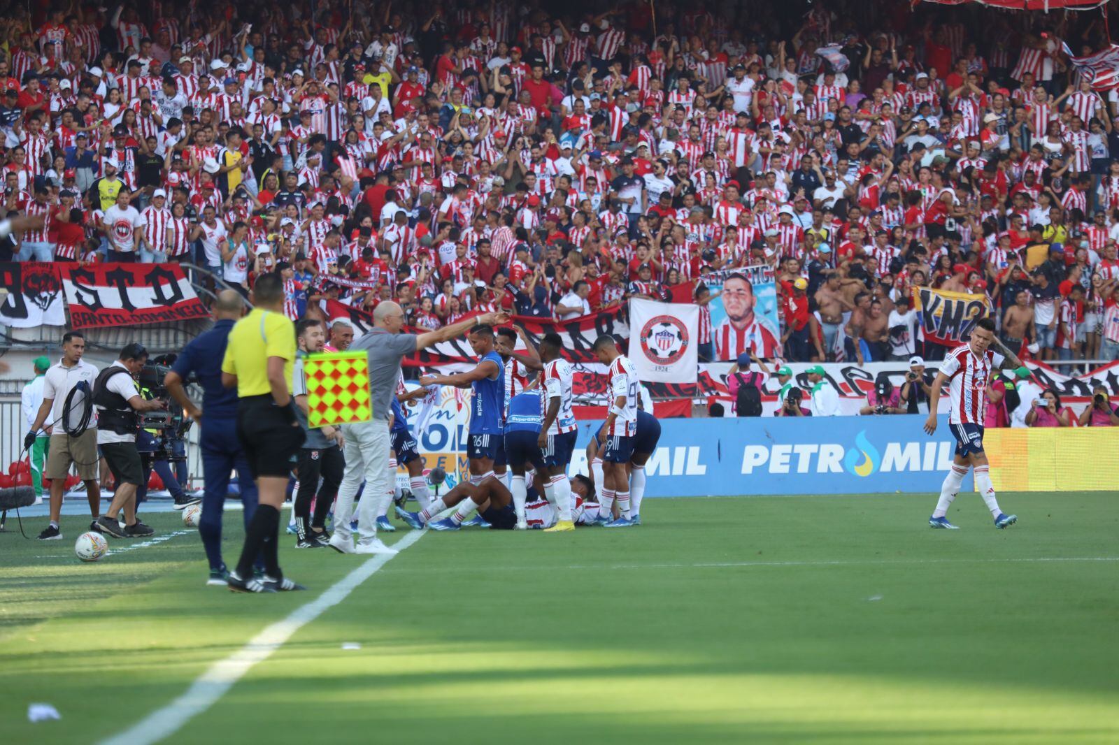 Junior celebrando uno de los goles de la tarde ante el Medellín.