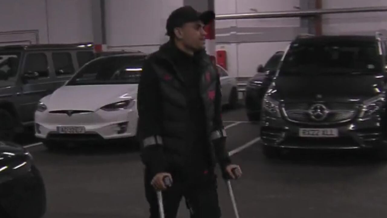 Luis Díaz llegando al estadio de Anfield para presenciar el juego de Liverpool ante Leicester.