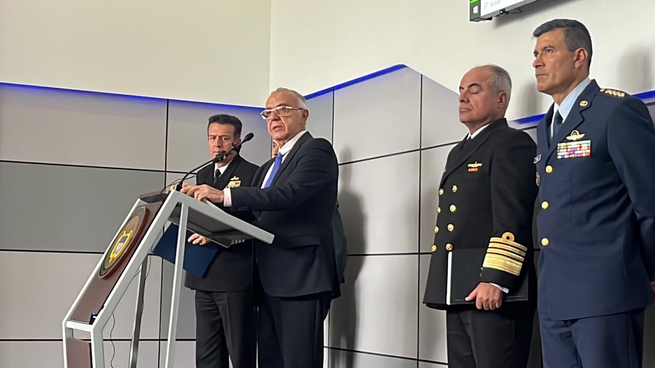 El ministro de Defensa, Iván Velásquez con la cúpula de las Fuerzas Militares.