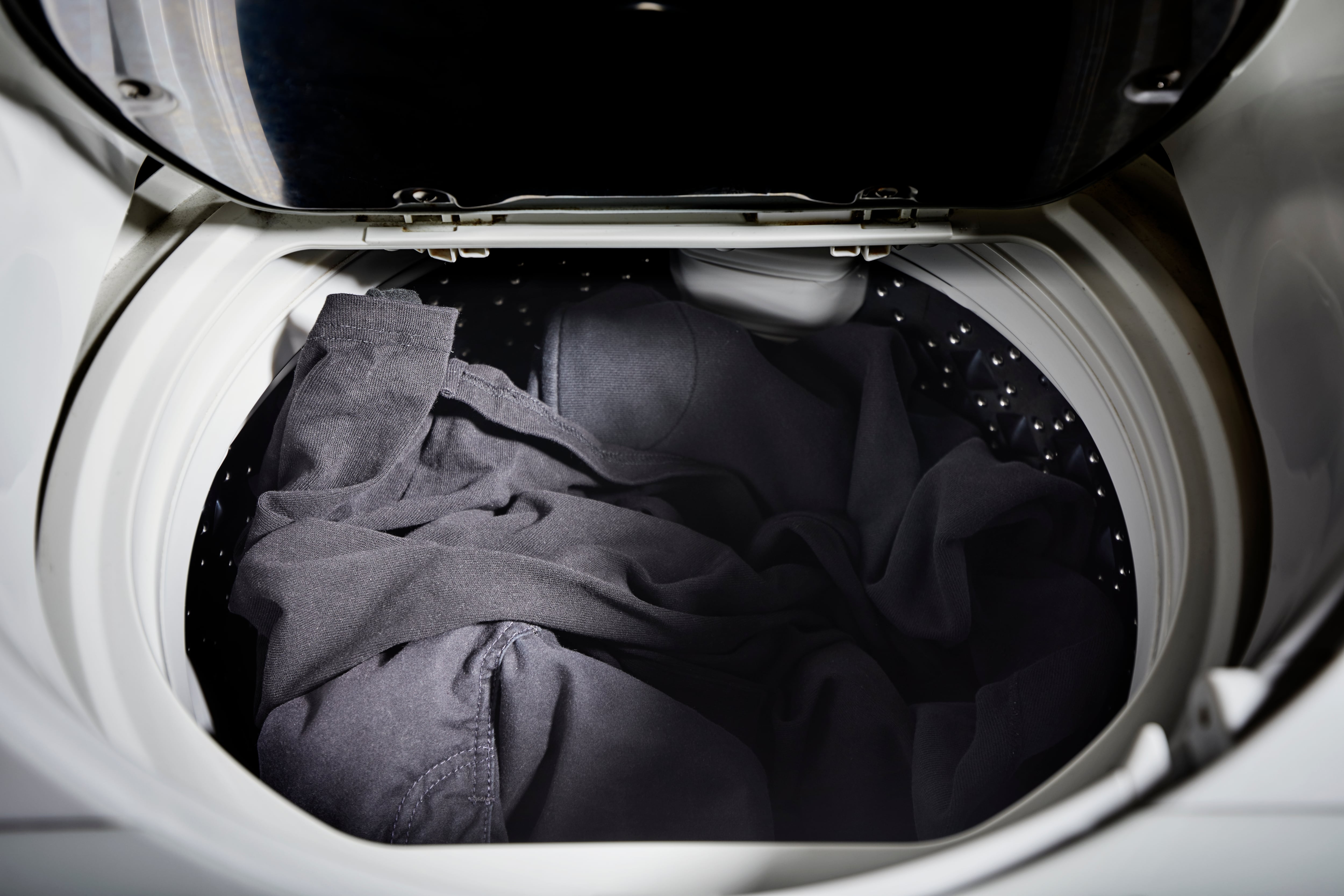 Ropa oscura en la lavadora