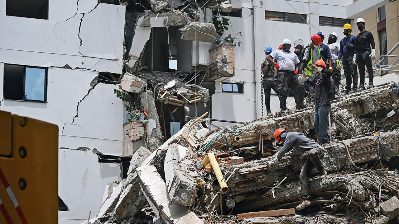 En la ciudad de Cali, después del derrumbe de los edificios, equipos de rescate y voluntarios buscaron por varias horas a sobrevivientes entre los escombros.