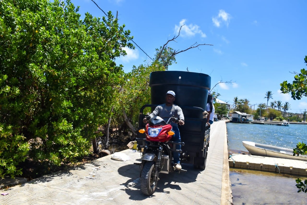El buque de Desembarco Anfibio ARC Golfo de Morrosquillo, ha transportado más de 188.000 litros de agua potable.