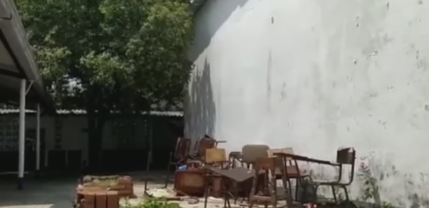 Sillas en mal estado en el colegio.