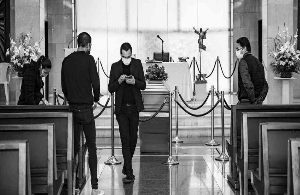 Rezo, repito, lloro y me despido; cada segundo me invade la misma sensación de querer abrazar a todos los que veo en el computador, pero me consuela saber que llegará ese día en el que veré de nuevo a mis tíos reunidos en el mismo lugar en el que estarán tus cenizas. Lo imagino todo, saludaré emocionado a esas personas a las que tu muerte trajo de nuevo, a esas que no conocía y a las que siempre serán el símbolo de lo que defendiste y celebraste hasta la muerte: la familia. David Amado-SEMANA